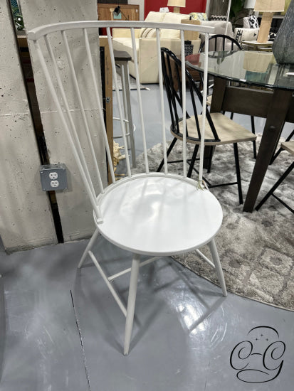 White Metal Curved Back ’Windsor’ Chair With Round Seat Legs